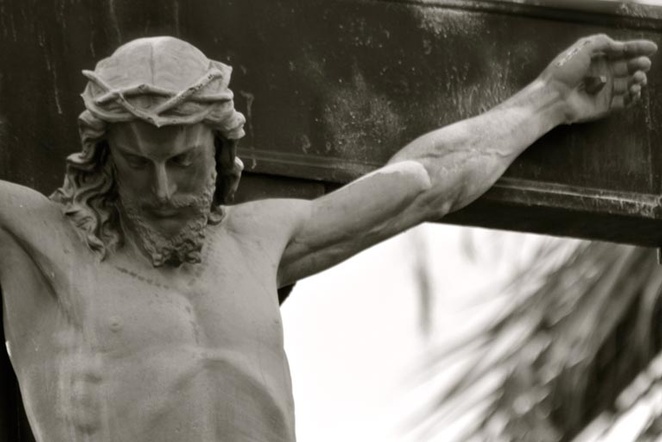 Peto otajstvo: Isus raspet umire na križu