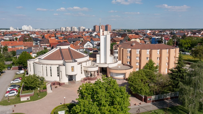 Raspored slavlja svetih misa i ispovijedi u našoj crkvi