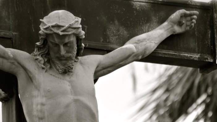 Peto otajstvo: Isus raspet umire na križu